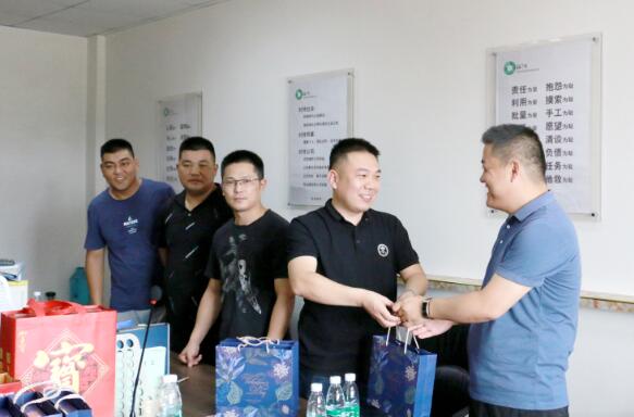 夏日送清凉  爱心降酷暑 --绿洲物流工会“送清凉到一线”慰问活动